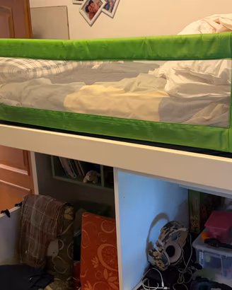 Letto a castello con scrivanina e cassettiere