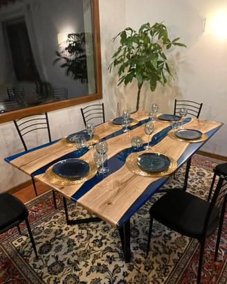Tavolo in legno e resina