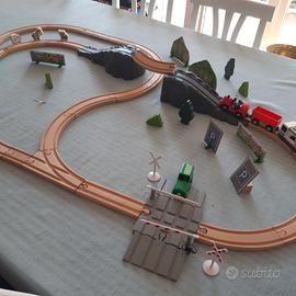 trenino  con 2 scambi e accessori  vari 