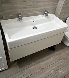 Mobile bagno con doppio rubinetto e specchio