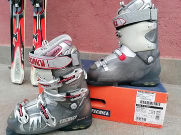 Sci da discesa, bastoncini e scarponi