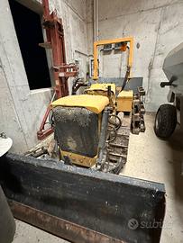 Trattore con pala e pianta pali