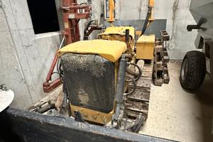 Trattore con pala e pianta pali