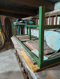 tavolo con struttura in ferro e piano con pannelli