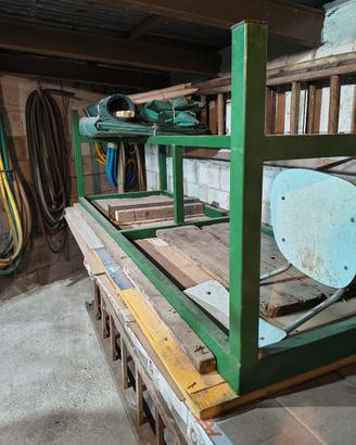 tavolo con struttura in ferro e piano con pannelli