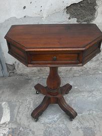 Vecchio Tavolino con ruotelle