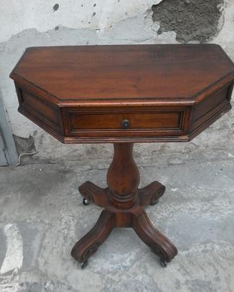 Vecchio Tavolino con ruotelle