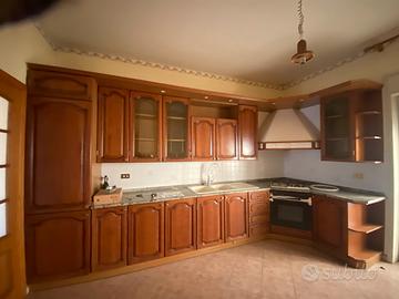 Cucina con top in marmo brasiliano