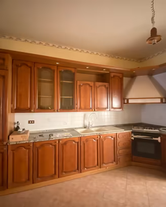 Cucina con top in marmo brasiliano