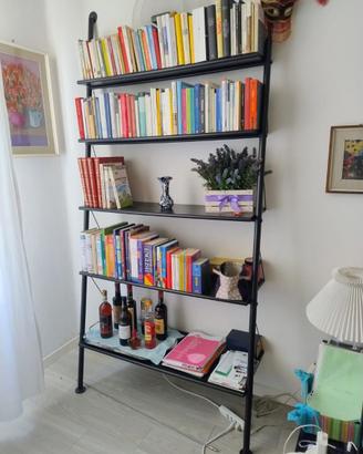 libreria di design componibil con fissaggio a muro