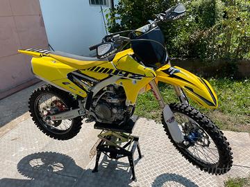 Yamaha YZF 450 2014 e Yamaha YZF 450 2020.