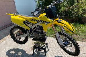Yamaha YZF 450 2014 e Yamaha YZF 450 2020.