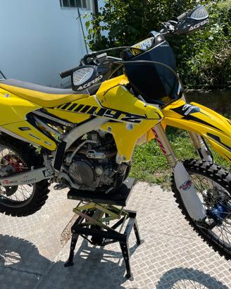 Yamaha YZF 450 2014 e Yamaha YZF 450 2020.