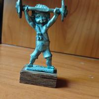 statuina bambino sollevatore pesi