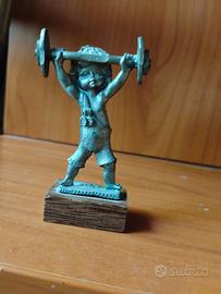 statuina bambino sollevatore pesi