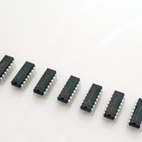 12 Integrati con Trigger di Schmitt - Comparatore