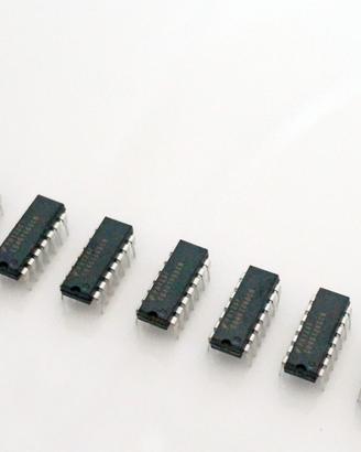 12 Integrati con Trigger di Schmitt - Comparatore