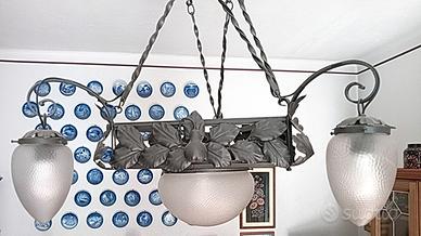 Lampadario Liberty ferro battuto e vetro satinato