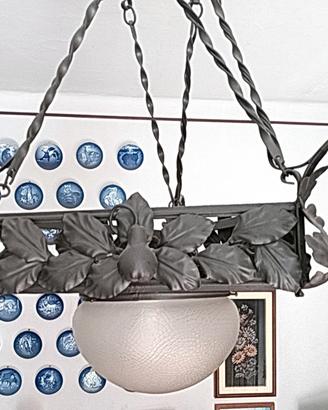 Lampadario Liberty ferro battuto e vetro satinato