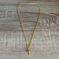 collana dorata con croce