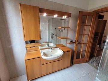 Arredo per bagno, con lavabo incluso.