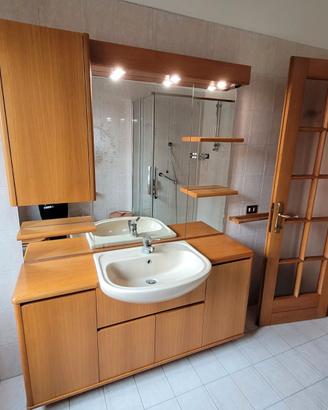 Arredo per bagno, con lavabo incluso.