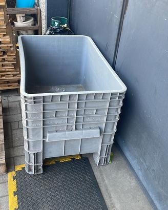 Cassonetto in plastica, usato