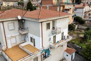 Poli: porzione di villa adiacente centro