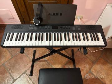 Tastiera elettrica  . Compresi sgabello e cuffie