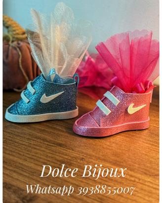 Porta confetti bomboniere nascita scarpette .nike.