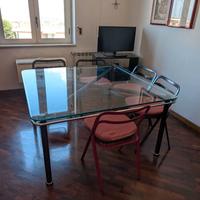 Tavolo design quadrato con piano in vetro