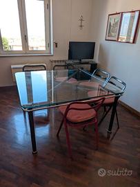 Tavolo design quadrato con piano in vetro