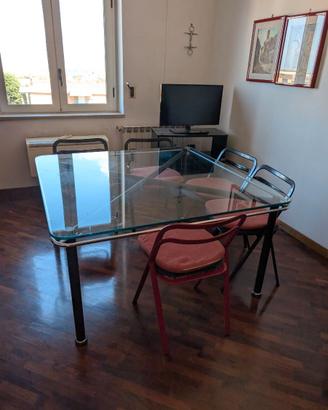 Tavolo design quadrato con piano in vetro