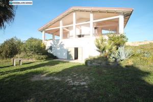 Casale con 70 alberi di ulivo e 3,7 ettari terreno