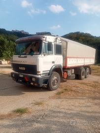 autocarro tre assi Iveco 