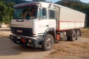 autocarro tre assi Iveco 