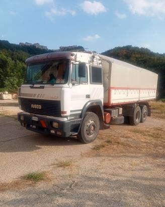 autocarro tre assi Iveco 