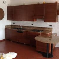 Cucina con tavolo in granito