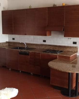 Cucina con tavolo in granito