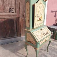 Ribalta, credenza laccata .