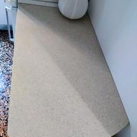 Ripiano quarzo + sgabelli bar con schienale