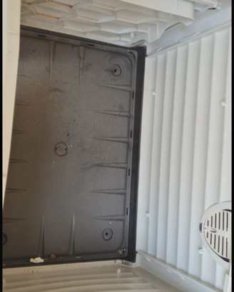 Cuccia per cane di plastica misure 76.5x 56. H. 55