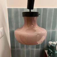 Lampadario rosa in vetro