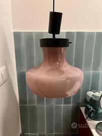 Lampadario rosa in vetro