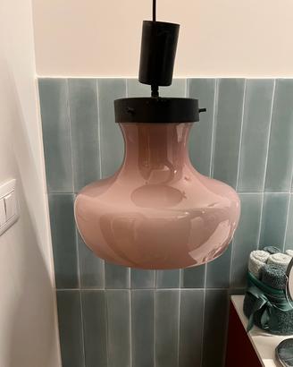 Lampadario rosa in vetro