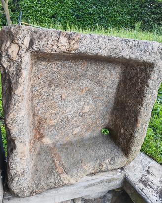 lavandino antico in sasso/granito fatto  a mano
