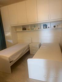2 letti singoli con comodino