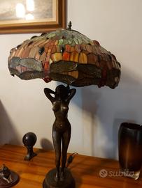 lampada con scultura di donna.