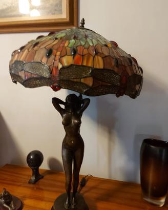 lampada con scultura di donna.