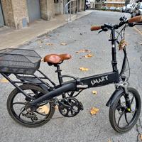 bicicletta con pedalata assistita.